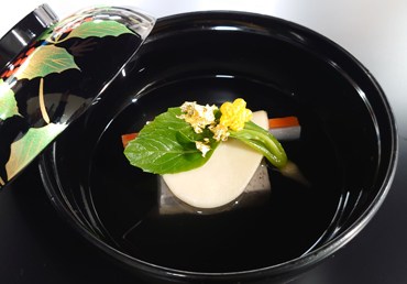 煮物椀 花びら餅見立て