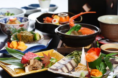 【夏季限定・お部屋食】<br>夕食は豪華食材の饗宴<br>　癒しのエステ２名様無料<br>[6月16日(火)～9月15日(火)]