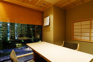 【新基準客室・料亭食】<br>　東館・銀泉半露天特別室<br>　「100平米」