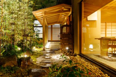 【新基準客室・料亭食】<br>　東館・銀泉半露天特別室<br>　「朱雀」