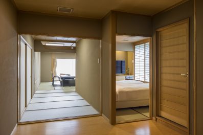 令和7年8月リニューアルオープン<br>６階角にある、ゆとりある本間とツインベッドを備えた副室がある落ち着いた客室。<br>やすらぎのひとときをお過ごしください。<br><br>