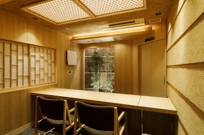 【数寄屋造り客室・料亭食】<br>　西館・7階二間和室<br><br>