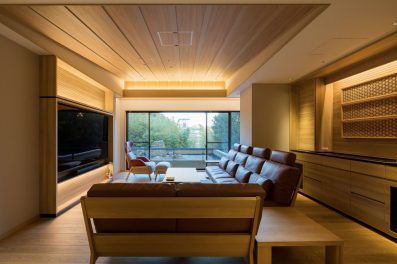 令和4年11月にリニューアルされた、東館３階角部屋に位置する、銀泉半露天風呂付きの広さ120平米超の特別室。<br>リビングからは専用石庭も眺められる東館で最も広い洗練された客室です。<br><br>