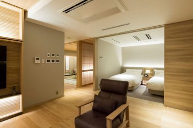 令和4年11月にリニューアルされた、東館４階に3室のみ設計された、銀泉半露天風呂付きの広さ約100平米の特別室。<br>2世帯ご家族でもご満足いただける、ゆとりある広さの客室です。<br><br>