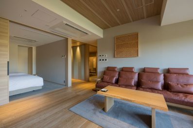 令和4年11月にリニューアルされた、東館５階角部屋に位置する、銀泉半露天風呂付きの広さ約120平米の特別室。<br>独立した書斎もありワーケーションにも最適な環境のゆとりある客室です。<br><br>