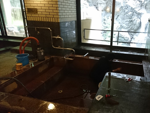 つづみの湯金泉換水