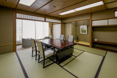 令和7年8月リニューアルオープン<br>石庭と有馬の山々がご覧いただける眺望の良いゆとりある客室。<br>日常の喧騒から離れ、ゆとりのある時間を過ごしください。<br><br>