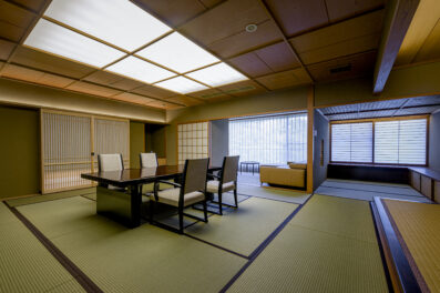 令和7年8月リニューアルオープン<br>檜の内風呂を備えた、日本建築の伝統的な本格和室。<br>広々とした空間で、ゆったりとした時間をお過ごしください。<br><br>