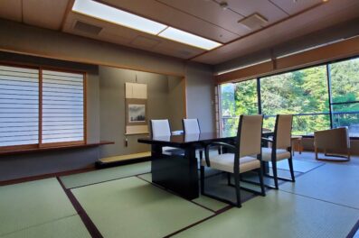 令和7年8月リニューアルオープン<br>６階角にある、ゆとりある本間とツインベッドを備えた副室がある落ち着いた客室。<br>やすらぎのひとときをお過ごしください。<br><br>