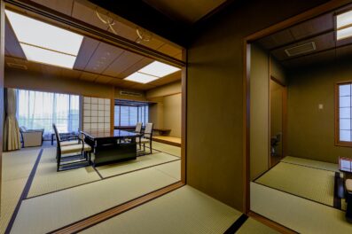 令和7年8月リニューアルオープン<br>檜の内風呂を備えた、日本建築の伝統的な本格和室。<br>広々とした空間で、ゆったりとした時間をお過ごしください。<br><br>