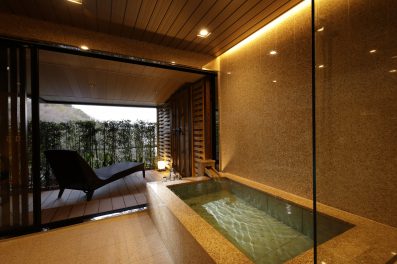 銀泉露天風呂付きの広さ約200平米の新基準客室。<br>特別なひと時をゆっくり贅沢にお過ごしください。<br><br>