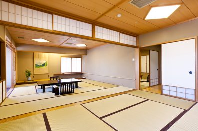 檜の内風呂を備えた、日本建築の伝統的な本格和室。<br>広々とした空間で、ゆったりとした時間をお過ごしください。<br><br>