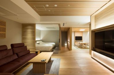 東館の代表的な新基準、銀泉半露天風呂付きの広さ約85平米の特別室。<br>さまざまな最新設備を導入した近未来型の、清潔感あふれる贅沢な客室です。<br><br>