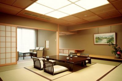 檜の内風呂を備えた、日本建築の伝統的な本格和室。<br>広々とした空間で、ゆったりとした時間をお過ごしください。<br><br>